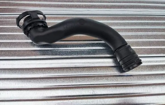 Volkswagen Touran III Breather hose/pipe 5Q0129637C