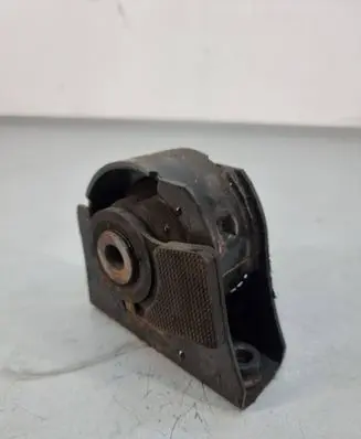 Toyota Avensis T270 Engine mount bracket