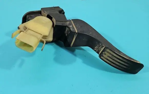 Accelerator throttle pedal