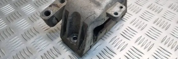 Volkswagen Golf IV Engine mount bracket