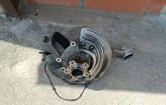 BMW i4 Front wheel hub 6895244