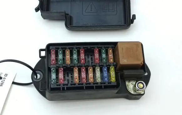 Jaguar XJ X308 Fuse module LNE2800AA 090208201200 518000005