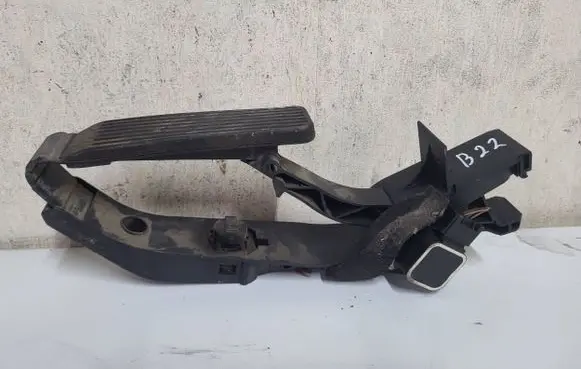 Mercedes-Benz C W203 Accelerator throttle pedal A2033010001