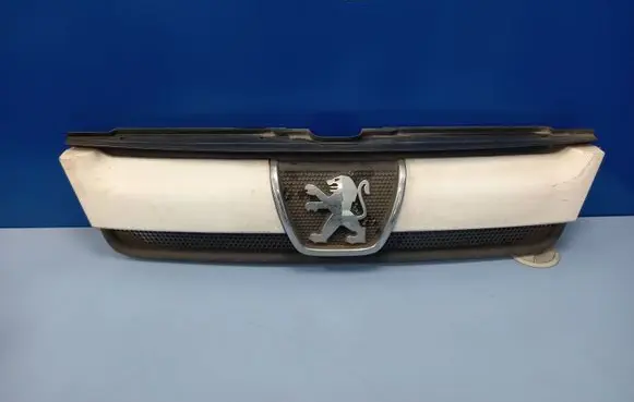 Peugeot Boxer Front bumper upper radiator grill 1304703070