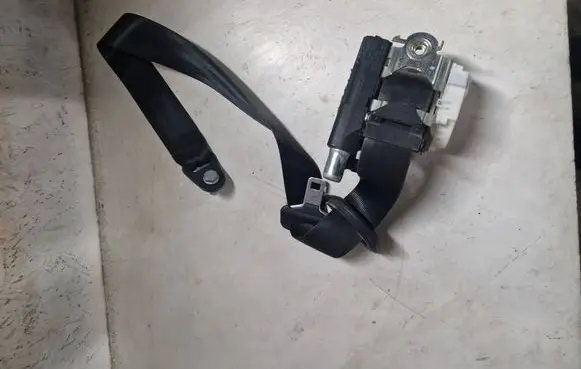 Citroen C5 Front seatbelt 33060518