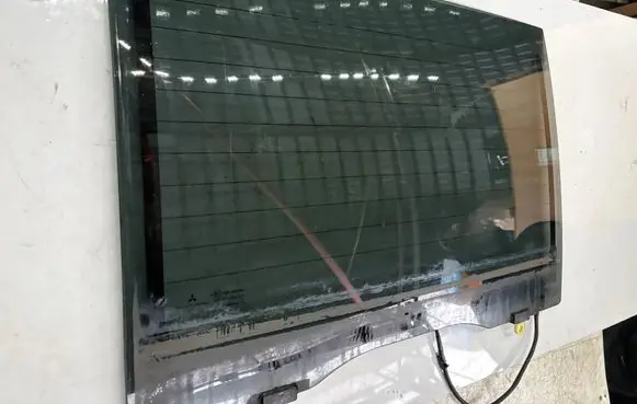 Mitsubishi L200 Rear windscreen/windshield window 