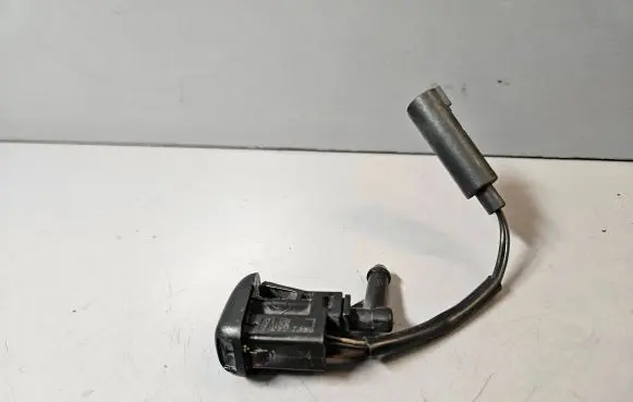 BMW 3 E46 Windshield washer spray nozzle 7056731 61667056731