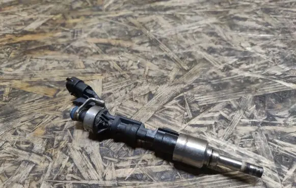 Jaguar XJL Fuel injector 8W939F593AD