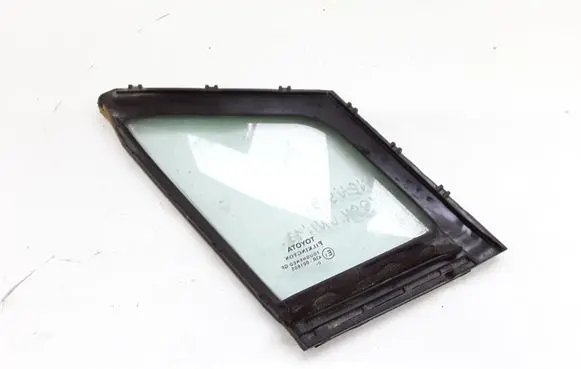 Toyota Avensis T270 Front door vent window glass four-door 6821605010
