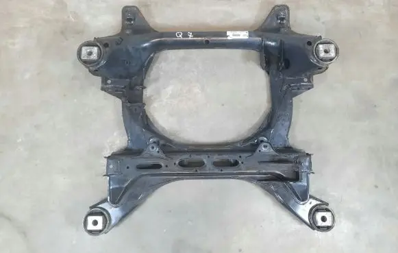 Volkswagen Touareg I Front subframe 7L0400025