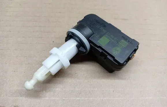 Volkswagen Golf VII Headlight level adjustment motor 