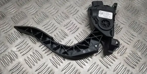 Accelerator throttle pedal