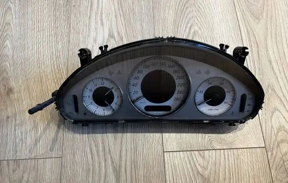 Mercedes-Benz E W211 Speedometer (instrument cluster) A2115403547 110080283 A2117400547