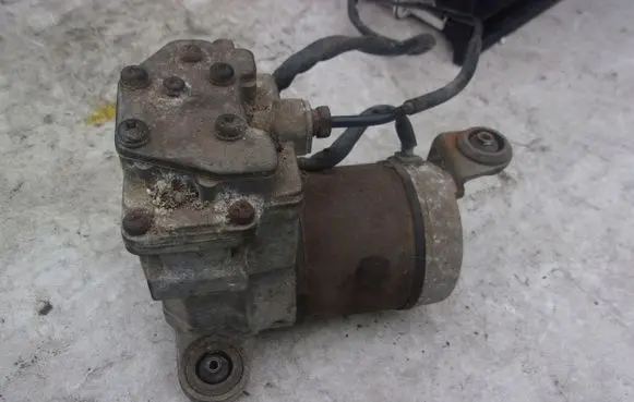 Mitsubishi Space Star Pneumatic air compressor holding bracket 