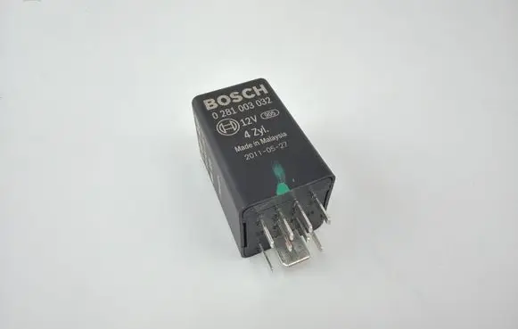 Volkswagen PASSAT B7 Glow plug pre-heat relay 0281003032