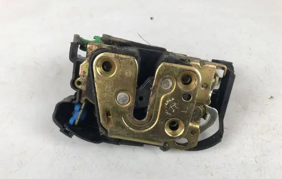 Subaru Impreza II Front door lock 61031FE010 61031FE011