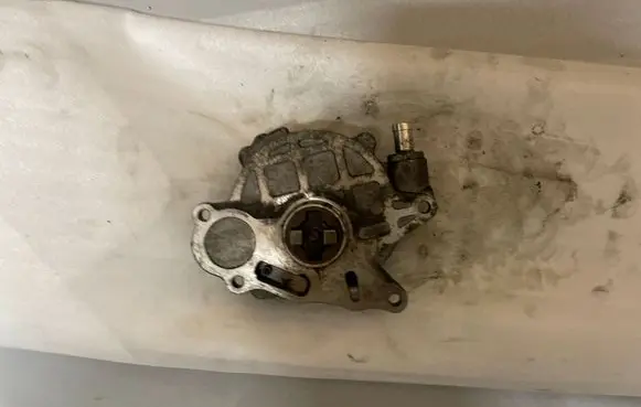 Volkswagen PASSAT B7 Vacuum pump 03L145100F