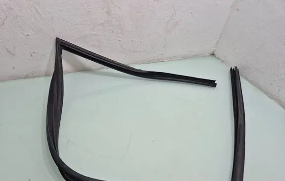 Chrysler Pacifica Rubber seal rear door 43791C