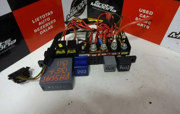 Volkswagen PASSAT B5.5 Fuse module 8L0941822A