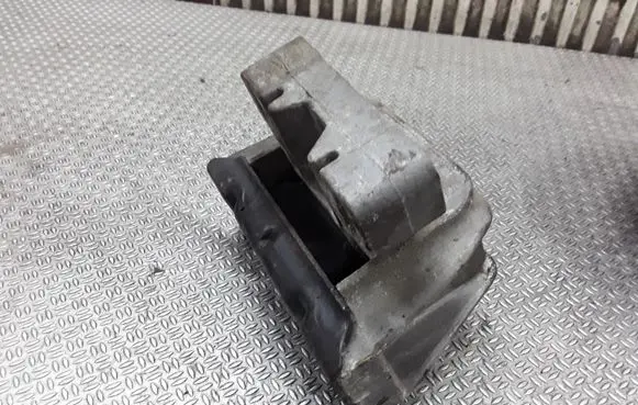 Skoda Octavia Mk1 (1U) Engine mount bracket 1JO199555