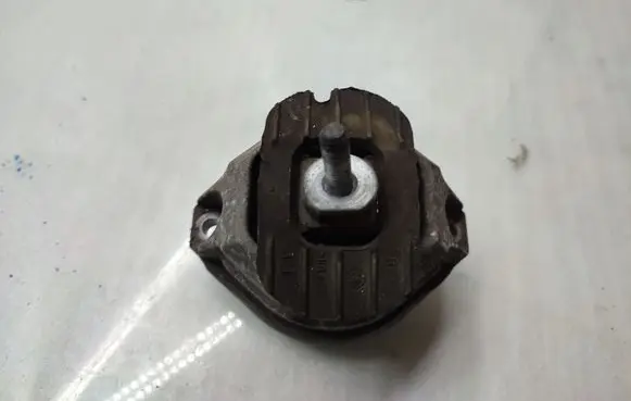 BMW 5 E60 E61 Engine mount bracket 6774620