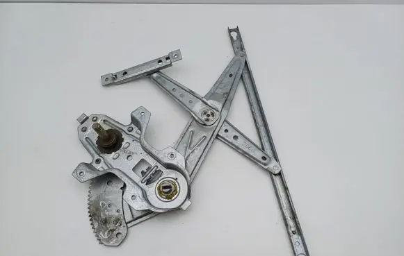 Rear door manual window regulator