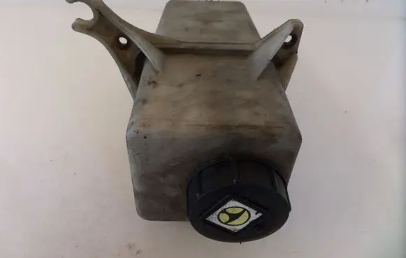 Power steering fluid tank/reservoir