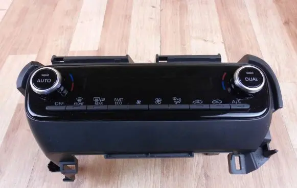 Toyota Yaris XP210 Climate control unit 55900K0070