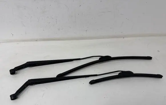 Toyota Avensis T250 Front wiper blade arm 
