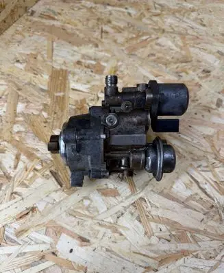 BMW 3 E92 E93 Fuel injection high pressure pump