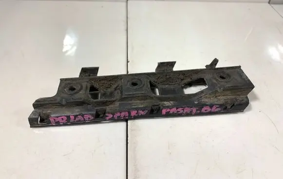 Volkswagen PASSAT B6 Front bumper mounting bracket 3C0807184