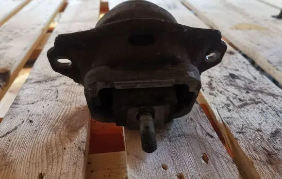 Land Rover Range Rover Sport L320 Engine mount bracket