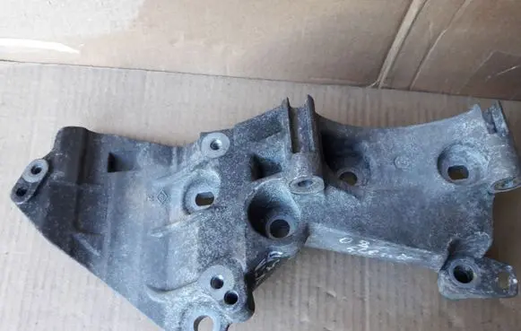 Renault Scenic II - Grand scenic II Generator/alternator bracket 8200669494
