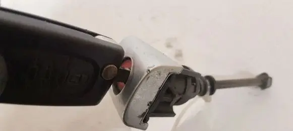 Peugeot 3008 I Front door lock (next to the handle)