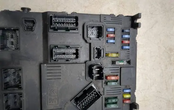 Peugeot 206 Fuse module S118085320 9653667580