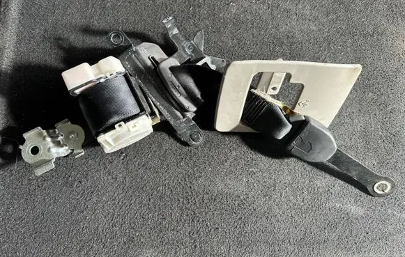 Toyota Corolla Verso AR10 Middle seatbelt (rear) H099901 R1420 M608
