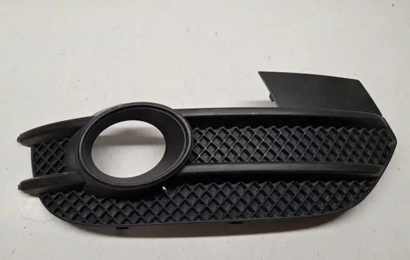 Audi Q3 8U Front fog light trim/grill 8U0807682A