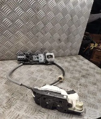 Volkswagen Golf VI Front door lock 5K1837015B