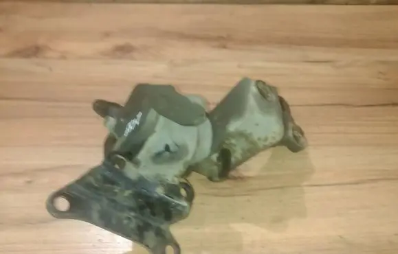 Mazda 323 F Engine mount bracket