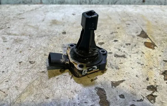 Audi Q3 8U Oil level sensor 04L907660C 6PR00962912