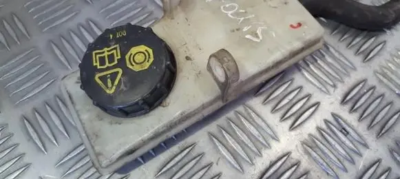 Brake fluid reservoir