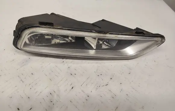 Volkswagen PASSAT B7 Front fog light 17662402