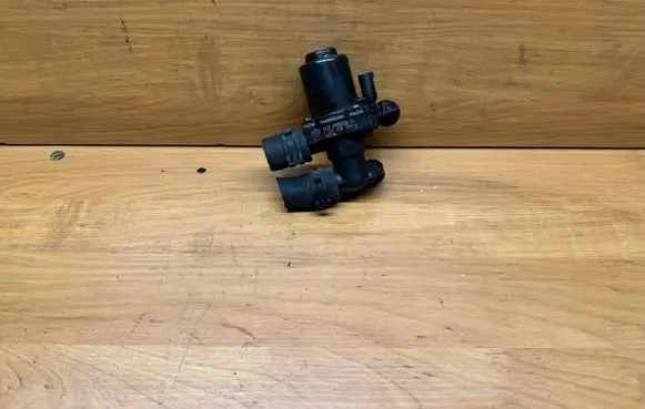 BMW 5 E60 E61 Coolant heater control valve 6920226 1147412174 080916