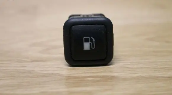 Volkswagen PASSAT B5 Fuel tank opening switch 3B0959833A