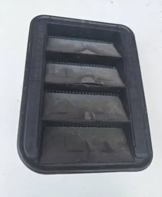 Quarter panel pressure vent