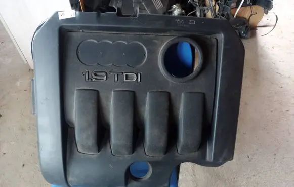 Volkswagen Golf V Engine cover (trim) 03G103925J