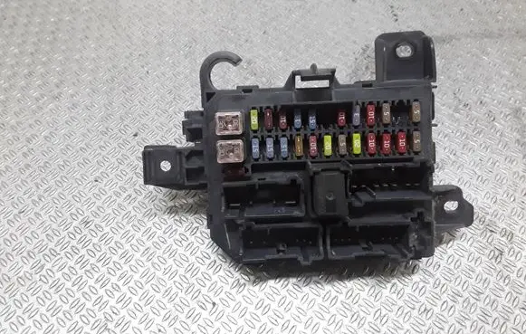 Ford Maverick Fuse module 90276AC