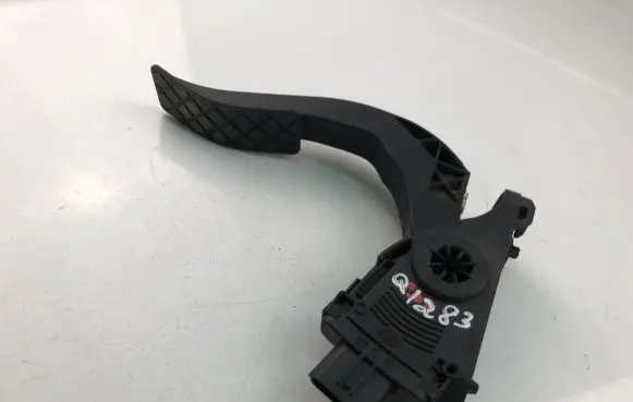 Audi A4 S4 B8 8K Accelerator throttle pedal bracket 8K1723523