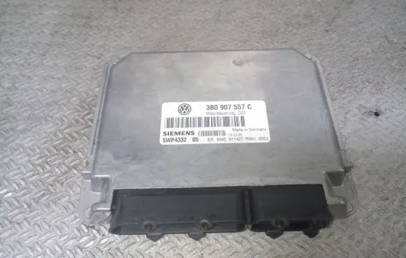 Volkswagen PASSAT B5 Engine control unit/module 3B0907557C