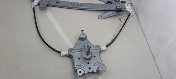 Rear door manual window regulator